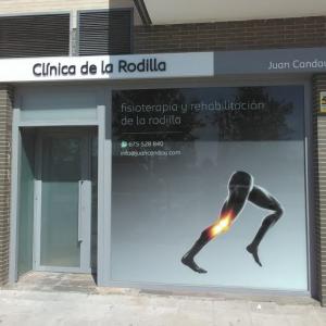 Rótulo en Letras corpóreas sobre bandeja de dibón. La clínica de la Rodilla en Sevilla.