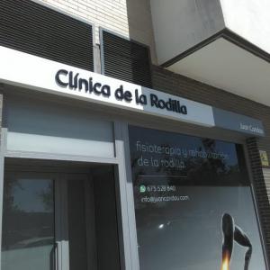 Rótulo en Letras corpóreas sobre bandeja de dibón. La clínica de la Rodilla en Sevilla.