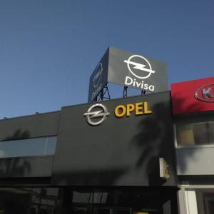 Rótulo Totém en colores corporativos para Opel Divisa Sevilla.
