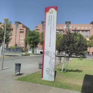 Rótulo Totém Homologado en colores corporativos para la Facultad de Podología de la Universidad de Sevilla.