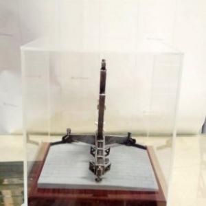 Trofeo figura en resina y base metopa de madera. Incluye urna de metacrilato. Instituto Nacional de Técnica Aeroespacial Centro De Experimentación De El Arenosillo. Mazagón Huelva.