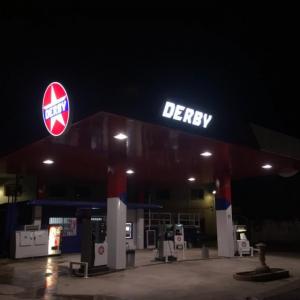 Cartel rótulo en letras corpóreas con luz y frente de metacrialto rotulado. Gasolineras Derby en Ciudad Real.