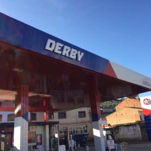 Cartel rótulo en letras corpóreas con luz y frente de metacrialto rotulado. Gasolineras Derby en Ciudad Real.