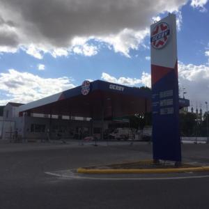 Cartel rótulo en letras corpóreas con luz y frente de metacrialto rotulado. Gasolineras Derby en Montemayor de Córdoba.