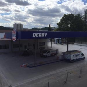 Cartel rótulo en letras corpóreas con luz y frente de metacrilato rotulado. Gasolineras Derby en Montemayor de Córdoba.