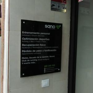 Cartel rótulo en placa de metacrilato rotulado en Sevilla. Sano