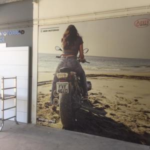 Decoración de instalaciones de Concesionario BMW Motorrad Boxer Algeciras. Lienzos, cuadros, textos recortados vinilos.