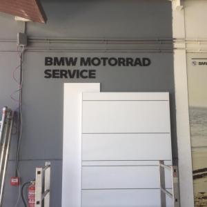 Decoración de instalaciones de Concesionario BMW Motorrad Boxer Algeciras. Lienzos, cuadros, textos recortados vinilos.