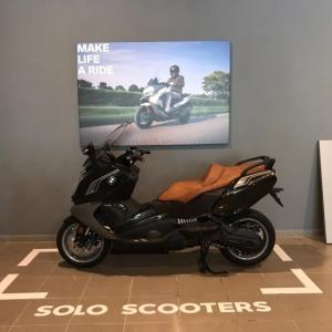 Decoración de instalaciones de Concesionario BMW Motorrad Todomoto en Sevilla. Lienzos, cuadros, textos recortados vinilos.