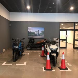 Decoración de instalaciones de Concesionario BMW Motorrad Todomoto en Sevilla. Lienzos, cuadros, textos recortados vinilos.