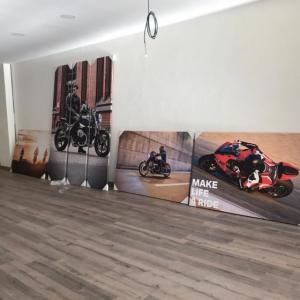 Decoración de instalaciones de Concesionario BMW Motorrad Todomoto en Sevilla. Lienzos, cuadros, textos recortados vinilos.