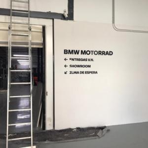 Decoración de instalaciones de Concesionario BMW Motorrad Todomoto en Sevilla. Lienzos, cuadros, textos recortados vinilos.