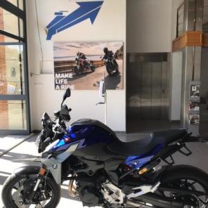 Decoración de instalaciones de Concesionario BMW Motorrad Todomoto en Sevilla. Lienzos, cuadros, textos recortados vinilos.