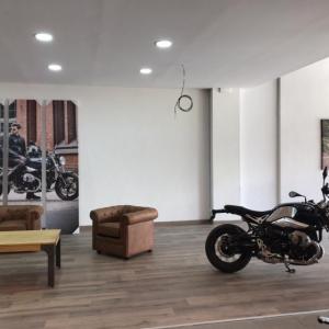 Decoración de instalaciones de Concesionario BMW Motorrad Todomoto en Sevilla. Lienzos, cuadros, textos recortados vinilos.