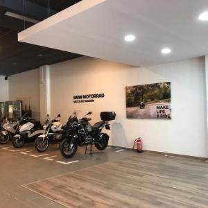 Decoración de instalaciones de Concesionario BMW Motorrad Todomoto en Sevilla. Lienzos, cuadros, textos recortados vinilos.