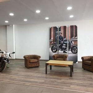 Decoración de instalaciones de Concesionario BMW Motorrad Todomoto en Sevilla. Lienzos, cuadros, textos recortados vinilos.