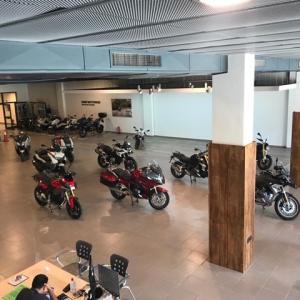 Decoración de instalaciones de Concesionario BMW Motorrad Todomoto en Sevilla. Lienzos, cuadros, textos recortados vinilos.