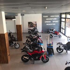 Decoración de instalaciones de Concesionario BMW Motorrad Todomoto en Sevilla. Lienzos, cuadros, textos recortados vinilos.