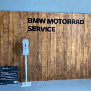 Decoración de instalaciones de Concesionario BMW Motorrad Todomoto en Sevilla. Lienzos, cuadros, textos recortados vinilos.