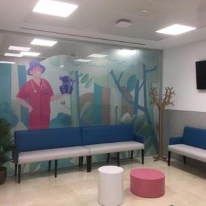 Decoración de interior de clínica de pediatría del Hopsital de Santa Isabel de Sevilla. Rotulación con vinilos al ácido en impresión digital. Dibujos corpóreos en PVC.