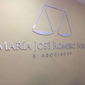 Decoración interior con rótulo en pvc lacados. Tornay Abogados en Dos Hermanas Sevilla.