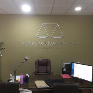 Decoración interior con rótulo en pvc lacados. Tornay Abogados en Dos Hermanas Sevilla.