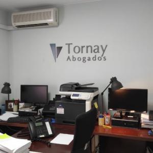 Decoración interior con rótulo en pvc lacados. Tornay Abogados en Dos Hermanas Sevilla.