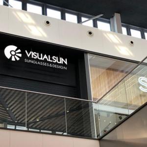 Letras corpóreas en aluminio lacado e iluminadas, con estructura de acero inoxidable para Visualsun, Centro comercial Lagos Sevilla.