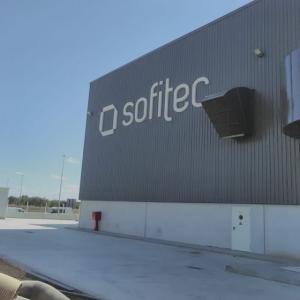 Letras corpóreas en aluminio lacado para Sofitec Sevilla.