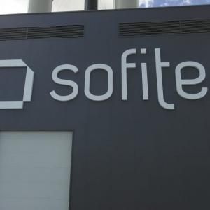 Letras corpóreas en aluminio lacado para Sofitec Sevilla.