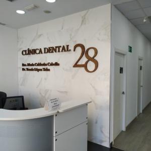 Letras recortadas en madera tintadas y lacadas. Clínica dental 28, Sevilla.