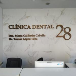 Letras recortadas en madera tintadas y lacadas. Clínica dental 28, Sevilla.