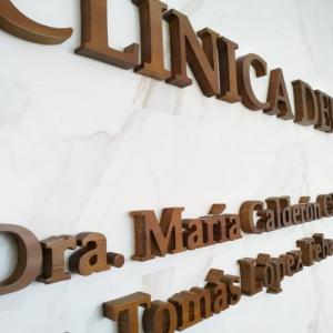 Letras recortadas en madera tintadas y lacadas. Clínica dental 28, Sevilla.