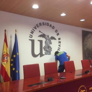 Letras recortadas en PVC de 19 mm y lacadas. Faculta de Turismo y Finanzas, de la Universidad de Sevilla.