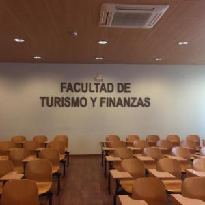 Letras recortadas en PVC de 19 mm y lacadas. Faculta de Turismo y Finanzas, de la Universidad de Sevilla.