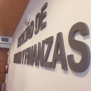 Letras recortadas en PVC de 19 mm y lacadas. Faculta de Turismo y Finanzas, de la Universidad de Sevilla.