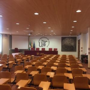 Letras recortadas en PVC de 19 mm y lacadas. Faculta de Turismo y Finanzas, de la Universidad de Sevilla.