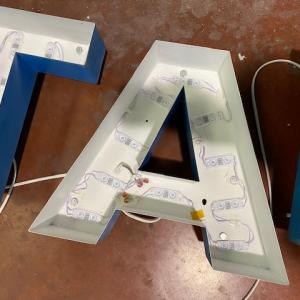 Mantenimiento de letras corpóreas para Hostal Santa Isabel de Dos Hermanas en Sevilla. Limpieza y pintura interior y led nuevos.