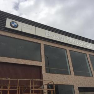 Montaje de rótulos e instalaciones de Concesionario BMW Motorrad Boxer Algeciras. Lienzos, cuadros, textos recortados vinilos.