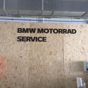 Montaje de rótulos e instalaciones de Concesionario BMW Motorrad Boxer Algeciras. Lienzos, cuadros, textos recortados vinilos.