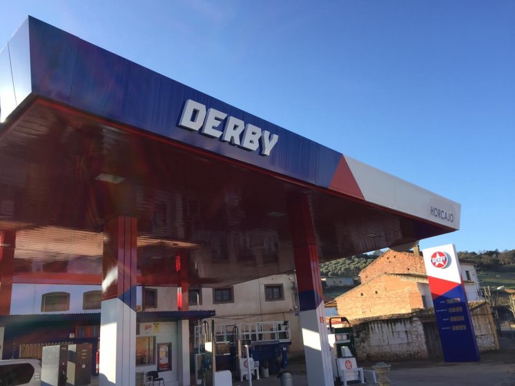 Cartel rótulo en letras corpóreas con luz y frente de metacrialto rotulado. Gasolineras Derby en Ciudad Real.