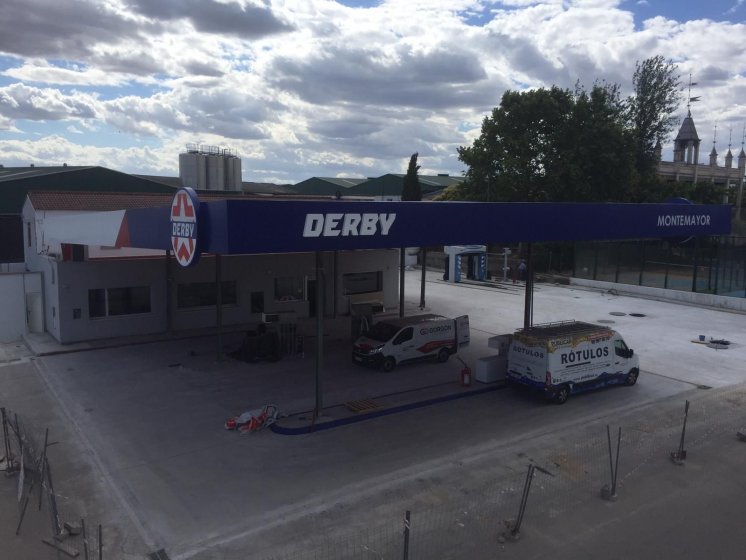 Cartel rótulo en letras corpóreas con luz y frente de metacrialto rotulado. Gasolineras Derby en Montemayor de Córdoba.