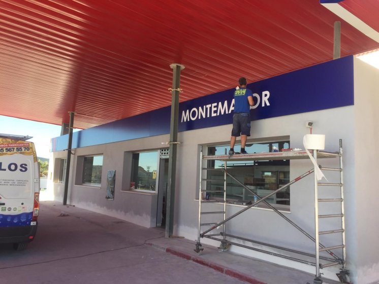 Cartel rótulo en letras corpóreas con luz y frente de metacrialto rotulado. Gasolineras Derby en Montemayor de Córdoba.