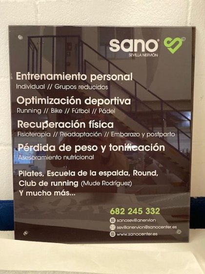 Cartel rótulo en placa de metacrilato rotulado en Sevilla. Sano