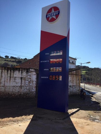 Cartel rótulo o Tótem con luz y frente de metacrialto rotulado. Gasolineras Derby en Ciudad Real.