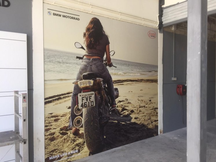 Decoración de instalaciones de Concesionario BMW Motorrad Boxer Algeciras. Lienzos, cuadros, textos recortados vinilos.