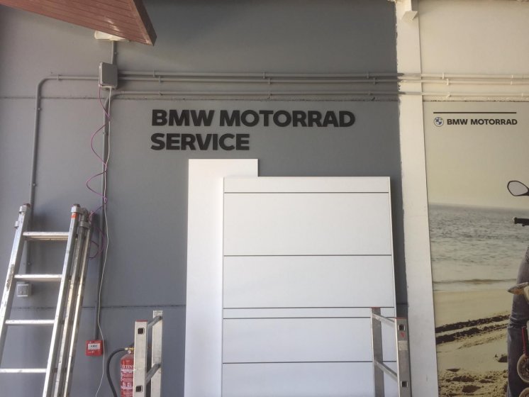 Decoración de instalaciones de Concesionario BMW Motorrad Boxer Algeciras. Lienzos, cuadros, textos recortados vinilos.