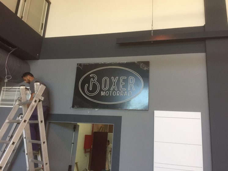 Decoración de instalaciones de Concesionario BMW Motorrad Boxer Algeciras. Neón flex