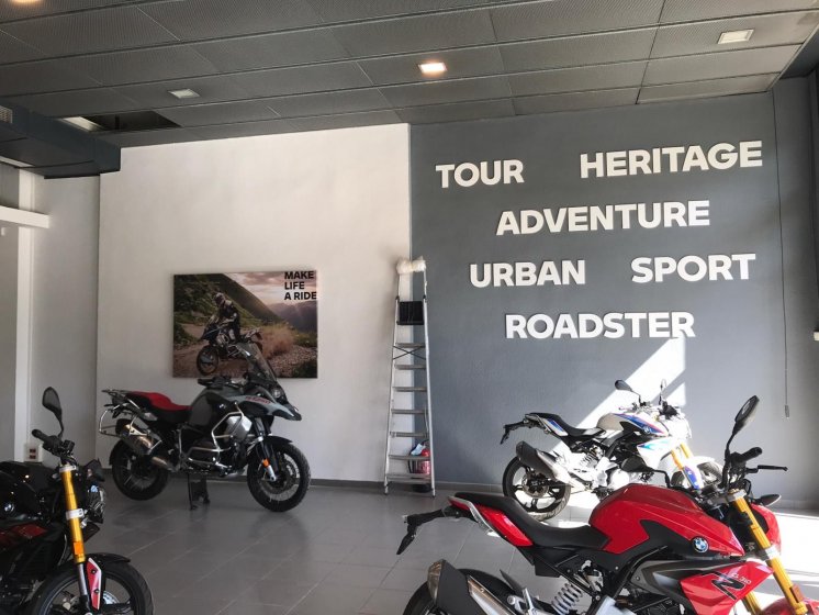 Decoración de instalaciones de Concesionario BMW Motorrad Todomoto en Sevilla. Lienzos, cuadros, textos recortados vinilos.