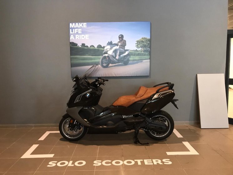 Decoración de instalaciones de Concesionario BMW Motorrad Todomoto en Sevilla. Lienzos, cuadros, textos recortados vinilos.